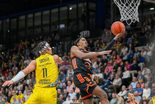 Malik Parsons (RASTA Vechta, 03) am Ball gegen Nicholas Tischler (EWE Baskets Oldenburg, 11) EWE Baskets Oldenburg vs. RASTA Vechta, easyCredit Basketball Bundesliga, 23. Spieltag, Saison 2025 2026, 08.03.2026, EWE Baskets Oldenburg vs. RASTA Vechta, easyCredit Basketball Bundesliga, 23. Spieltag, Saison 2025 2026, 08.03.2026 Oldenburg Copyright: xEibner-Pressefoto RobertxGertzenx EP_RGN