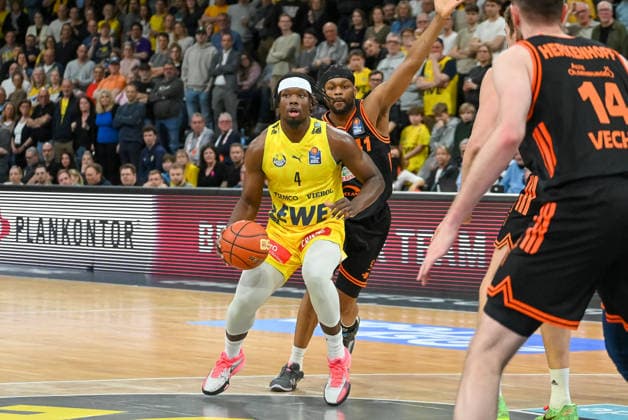 Brian Fobbs (EWE Baskets Oldenburg, 04) wird von Lloyd Pandi (RASTA Vechta, 41) verfolgt EWE Baskets Oldenburg vs. RASTA Vechta, easyCredit Basketball Bundesliga, 23. Spieltag, Saison 2025 2026, 08.03.2026, EWE Baskets Oldenburg vs. RASTA Vechta, easyCredit Basketball Bundesliga, 23. Spieltag, Saison 2025 2026, 08.03.2026 Oldenburg Copyright: xEibner-Pressefoto RobertxGertzenx EP_RGN