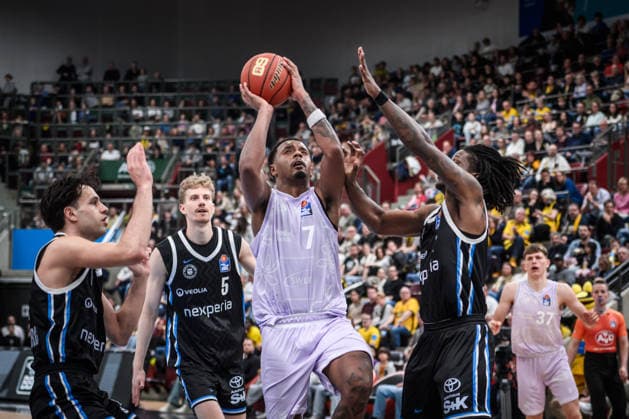 Elijah Hughes (MHP RIESEN Ludwigsburg, 07) umringt von den Hamburgern Benedikt Turudic (Veolia Towers Hamburg, 44), Zsombor Maronka (Veolia Towers Hamburg, 05) und Leonard Thorpe Jr (Veolia Towers Hamburg, 02), vlnr. GER, MHP Riesen Ludwigsburg - Veolia Towers Hamburg, Basketball Bundesliga, easycredit BBL, 23. Spieltag, Spielzeit 2025 2026, 08.03.2026 GER, MHP Riesen Ludwigsburg - Veolia Towers Hamburg, Basketball Bundesliga, easycredit BBL, 23. Spieltag, Spielzeit 2025 2026, 08.03.2026 Ludwigsburg Copyright: xSandyxDinkelackerx EP_SDR