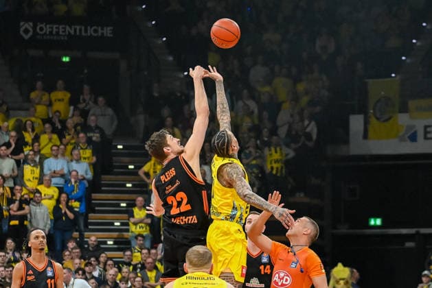 Tibor Pleiss (RASTA Vechta, 22) und Michale Kyser (EWE Baskets Oldenburg, 12) beim Jump EWE Baskets Oldenburg vs. RASTA Vechta, easyCredit Basketball Bundesliga, 23. Spieltag, Saison 2025 2026, 08.03.2026, EWE Baskets Oldenburg vs. RASTA Vechta, easyCredit Basketball Bundesliga, 23. Spieltag, Saison 2025 2026, 08.03.2026 Oldenburg Copyright: xEibner-Pressefoto RobertxGertzenx EP_RGN