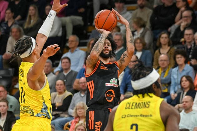 Tevin Brown (RASTA Vechta, 10) wirft EWE Baskets Oldenburg vs. RASTA Vechta, easyCredit Basketball Bundesliga, 23. Spieltag, Saison 2025 2026, 08.03.2026, EWE Baskets Oldenburg vs. RASTA Vechta, easyCredit Basketball Bundesliga, 23. Spieltag, Saison 2025 2026, 08.03.2026 Oldenburg Copyright: xEibner-Pressefoto RobertxGertzenx EP_RGN