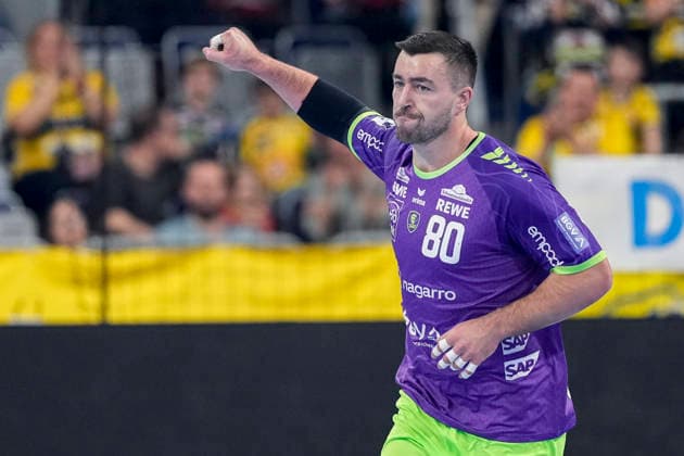 Torschütze Jannik Kohlbacher (RNL, 80), Spieler der Rhein-Neckar-Löwen, jubelt über ein Tor, Jubel, jubeln, Torjubel, Torerfolg, celebrate the goal, goal, celebration, jubelt ueber das Tor, Freuen, Freude, freut sich, optimistisch, positiv, Spielszene, Highlight, Einzelbild, Einzelfoto, Aktion, Action, im lila Sondertrikot zum Weltfrauentag 2026, 08.03.2026, Mannheim (Deutschland), Handball, Bundesliga, Rhein-Neckar Löwen - Bergischer HC