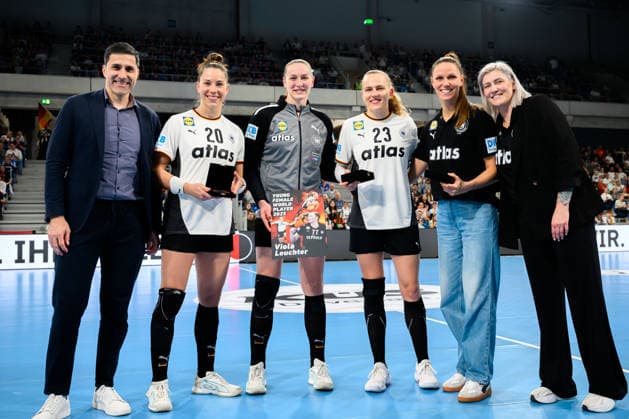 Handball, Frauen: EM-Qualifikation, Deutschland - Slowenien, 2. Runde, Gruppe 3, v.li. DHB Vorstand Ingo Meckes, 150 Länderspiele Emily Vogel (Deutschland), Best World Young Player Viola Leuchter (Deutschland), 50 Länderspiele Annika Lott (Deutschland), 150 Länderspiele Xenia Smits (Deutschland), Teammanagerin Anja Althaus Heidelberg SNP Dome Baden-Württemberg Deutschland
