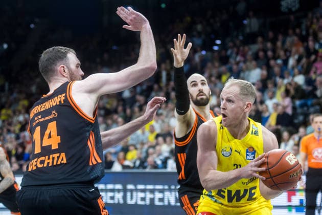 Oldenburg, Niedersachsen, DEU, 08.03.2026, Seth Hinrichs (rechts, EWE Baskets Oldenburg), Philipp Herkenhoff (links, Rasta Vechta) und Tommy Kuhse (Mitte, Rasta Vechta). EWE Baskets Oldenburg vs. Rasta Vechta. Basketball. 1. Basketball-Bundesliga Saison 2025 2026, 23. Spieltag, Grosse EWE Arena. EWE Baskets Oldenburg vs. Rasta Vechta