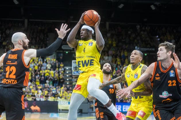 Oldenburg, Niedersachsen, DEU, 08.03.2026, Brian Fobbs (Mitte, EWE Baskets Oldenburg), Tommy Kuhse (links, Rasta Vechta), Michale Kyser (rechts, EWE Baskets Oldenburg) und Tibor Pleiß (rechts, Rasta Vechta). EWE Baskets Oldenburg vs. Rasta Vechta. Basketball. 1. Basketball-Bundesliga Saison 2025 2026, 23. Spieltag, Grosse EWE Arena. EWE Baskets Oldenburg vs. Rasta Vechta