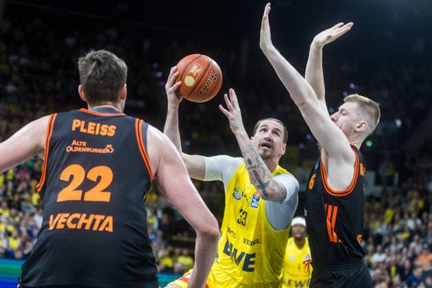 2Oldenburg, Niedersachsen, DEU, 08.03.2026, Tomislav Zubcic (Mitte, EWE Baskets Oldenburg), Luc van Slooten (rechts, Rasta Vechta) und Tibor Pleiß (links, Rasta Vechta). EWE Baskets Oldenburg vs. Rasta Vechta. Basketball. 1. Basketball-Bundesliga Saison 2025 2026, 23. Spieltag, Grosse EWE Arena. EWE Baskets Oldenburg vs. Rasta Vechta