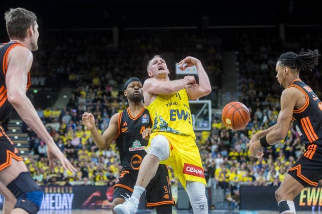Oldenburg, Niedersachsen, DEU, 08.03.2026, Seth Hinrichs (Mitte, EWE Baskets Oldenburg), Lloyd Pandi (Mitte, Rasta Vechta), Tibor Pleiß (links, Rasta Vechta) und Alonzo Verge Jr. (rechts, Rasta Vechta). EWE Baskets Oldenburg vs. Rasta Vechta. Basketball. 1. Basketball-Bundesliga Saison 2025 2026, 23. Spieltag, Grosse EWE Arena. EWE Baskets Oldenburg vs. Rasta Vechta