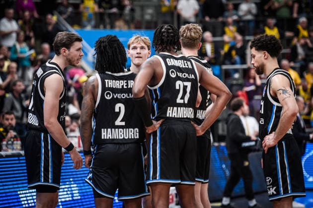 Jared Grey (Veolia Towers Hamburg, 08), Mitte und Team. - sichtlich enttaeuscht ueber Spielverlauf GER, MHP Riesen Ludwigsburg - Veolia Towers Hamburg, Basketball Bundesliga, easycredit BBL, 23. Spieltag, Spielzeit 2025 2026, 08.03.2026 GER, MHP Riesen Ludwigsburg - Veolia Towers Hamburg, Basketball Bundesliga, easycredit BBL, 23. Spieltag, Spielzeit 2025 2026, 08.03.2026 Ludwigsburg Copyright: xSandyxDinkelackerx EP_SDR