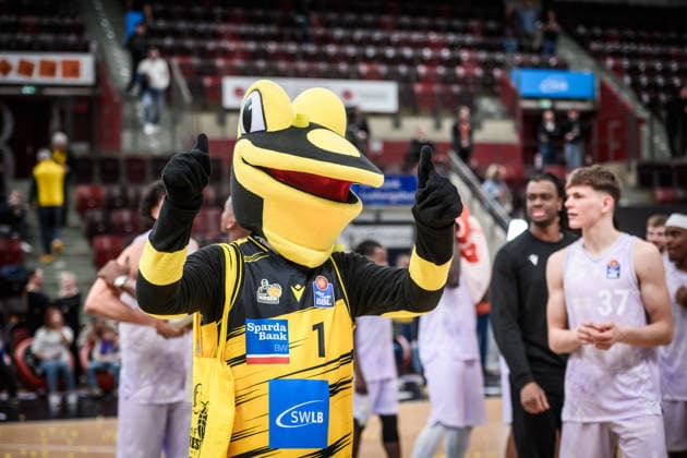 Maskottchen LURCHI in Siegerpose, Daumen hoch GER, MHP Riesen Ludwigsburg - Veolia Towers Hamburg, Basketball Bundesliga, easycredit BBL, 23. Spieltag, Spielzeit 2025 2026, 08.03.2026 GER, MHP Riesen Ludwigsburg - Veolia Towers Hamburg, Basketball Bundesliga, easycredit BBL, 23. Spieltag, Spielzeit 2025 2026, 08.03.2026 Ludwigsburg Copyright: xSandyxDinkelackerx EP_SDR