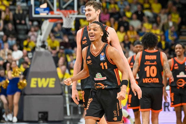 Alonzo Verge jr. (RASTA Vechta, 11) und Tibor Pleiss (RASTA Vechta, 22) jubeln EWE Baskets Oldenburg vs. RASTA Vechta, easyCredit Basketball Bundesliga, 23. Spieltag, Saison 2025 2026, 08.03.2026, EWE Baskets Oldenburg vs. RASTA Vechta, easyCredit Basketball Bundesliga, 23. Spieltag, Saison 2025 2026, 08.03.2026 Oldenburg Copyright: xEibner-Pressefoto RobertxGertzenx EP_RGN