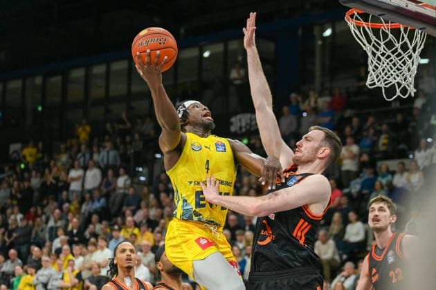 Brian Fobbs (EWE Baskets Oldenburg, 04) unter dem Korb gegen Philip Herkenhoff (RASTA Vechta, 14) EWE Baskets Oldenburg vs. RASTA Vechta, easyCredit Basketball Bundesliga, 23. Spieltag, Saison 2025 2026, 08.03.2026, EWE Baskets Oldenburg vs. RASTA Vechta, easyCredit Basketball Bundesliga, 23. Spieltag, Saison 2025 2026, 08.03.2026 Oldenburg Copyright: xEibner-Pressefoto RobertxGertzenx EP_RGN