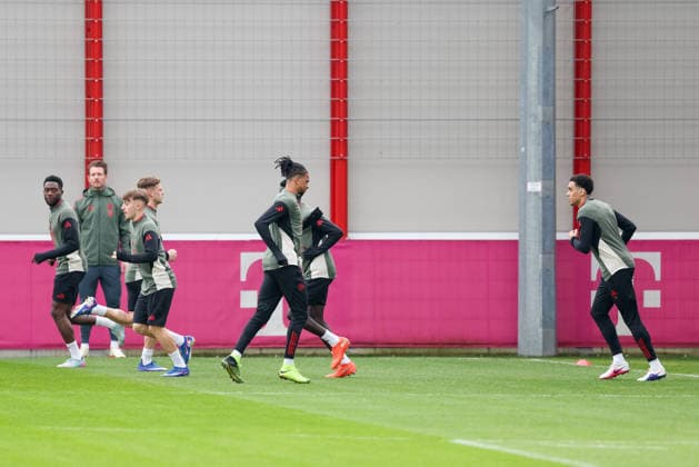 Die Spieler laufen im Training, Alphonso Davies (FC Bayern Muenchen, 19) mti Lennart Karl (FC Bayern Muenchen, 42) und Joshua Kimmich (FC Bayern Muenchen, 06), mit Michael Olise (FC Bayern Muenchen, 17) und Jamal Musiala (FC Bayern Muenchen, 10), GER, Abschlusstraining, FC Bayern Muenchen, Fussball, UEFA Champions League, Achtelfinale, Hinspiel, Saison 2025 2026, 09.03.2026, GER, Abschlusstraining, FC Bayern Muenchen, Fussball, UEFA Champions League, Achtelfinale, Hinspiel, Saison 2025 2026, 09.03.2026 Muenchen Copyright: xEibner-Pressefoto JennixMaulx EP_JML
