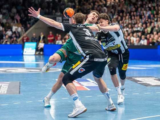 Elias Newel (Frisch Auf Goeppingen, 40) im Duell mit Tillman Leu (ThSV Eisenach, 99) und Oskar Joelsson (ThSV Eisenach, 03), Frisch Auf Goeppingen vs. ThSV Eisenach, Handball, 1. Bundesliga, Herren, Spielzeit 2025 2026, 09.03.2026, Frisch Auf Goeppingen vs. ThSV Eisenach, Handball, 1. Bundesliga, Herren, Spielzeit 2025 2026, 09.03.2026 Goeppingen Copyright: xEibner-Pressefoto MichaelxSchmidx EP_MST