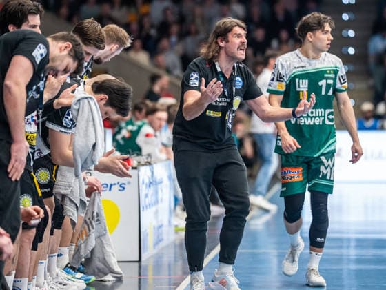 Sebastian Hinze, Cheftrainer (ThSV Eisenach) versteht eine Entscheidung nicht, Frisch Auf Goeppingen vs. ThSV Eisenach, Handball, 1. Bundesliga, Herren, Spielzeit 2025 2026, 09.03.2026, Frisch Auf Goeppingen vs. ThSV Eisenach, Handball, 1. Bundesliga, Herren, Spielzeit 2025 2026, 09.03.2026 Goeppingen Copyright: xEibner-Pressefoto MichaelxSchmidx EP_MST
