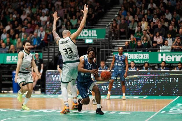 Eric Reed Jr (MLP Academics Heidelberg) im Zweikampf mit Maik Zirbes (Gladiators Trier), Vet Concept Gladiators Trier vs MLP Academics Heidelberg, Basketball, easyCredit BBL, 23. Spieltag, Saison 2025 2026, 09.03.2026 Vet Concept Gladiators Trier vs MLP Academics Heidelberg, Basketball, easyCredit BBL, 23. Spieltag, Saison 2025 2026, 09.03.2026 Copyright: xEibner-Pressefoto AlexanderxNeisx EP_ANS