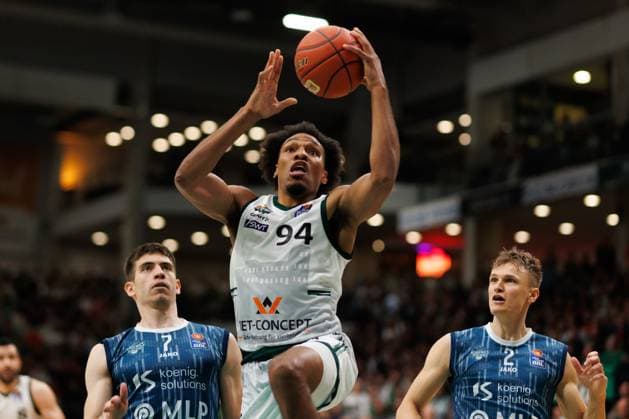 George King (Gladiators Trier) im Zweikampf mit Dusan Neskovic (MLP Academics Heidelberg) und Niklas Wuerzner (MLP Academics Heidelberg), Vet Concept Gladiators Trier vs MLP Academics Heidelberg, Basketball, easyCredit BBL, 23. Spieltag, Saison 2025 2026, 09.03.2026 Vet Concept Gladiators Trier vs MLP Academics Heidelberg, Basketball, easyCredit BBL, 23. Spieltag, Saison 2025 2026, 09.03.2026 Copyright: xEibner-Pressefoto AlexanderxNeisx EP_ANS