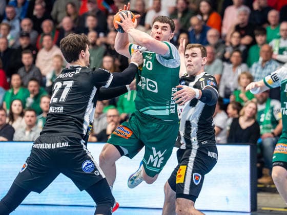 Elias Newel (Frisch Auf Goeppingen, 40) findet die Luecke zwischen Max Benecke (ThSV Eisenach, 09) und Philipp Meyer (ThSV Eisenach, 27), Frisch Auf Goeppingen vs. ThSV Eisenach, Handball, 1. Bundesliga, Herren, Spielzeit 2025 2026, 09.03.2026, Frisch Auf Goeppingen vs. ThSV Eisenach, Handball, 1. Bundesliga, Herren, Spielzeit 2025 2026, 09.03.2026 Goeppingen Copyright: xEibner-Pressefoto MichaelxSchmidx EP_MST
