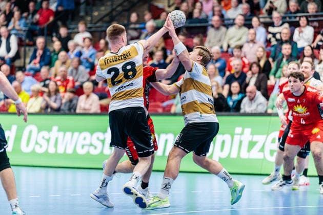 v.l. Timo Stoyke (HC Elbflorenz 2006, 28), Kasper Haugen Furu (TuS N-Luebbecke, 11), Viktor Petersen Norberg (HC Elbflorenz 2006, 08) GER, TuS N-Luebbecke vs. HC Elbflorenz 2006, Handball, 2. Bundesliga, 23. Spieltag, Spielzeit 2025 2026, 09.03.2026 GER, TuS N-Luebbecke vs. HC Elbflorenz 2006, Handball, 2. Bundesliga, 23. Spieltag, Spielzeit 2025 2026, 09.03.2026 Luebbecke Copyright: xEibner-Pressefoto JanxRollingerx EP_JSK