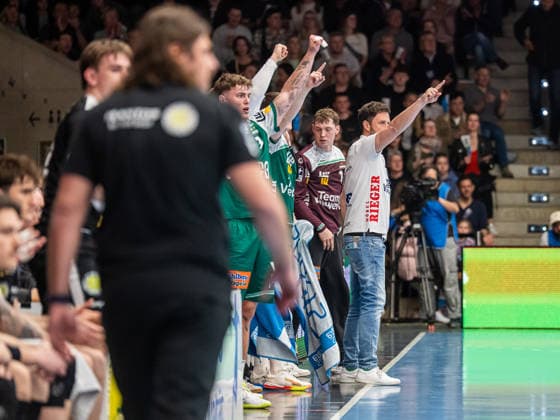 Jubel bei Ben Matschke, Cheftrainer (Frisch Auf Goeppingen) und der Goeppinger Bank, Frisch Auf Goeppingen vs. ThSV Eisenach, Handball, 1. Bundesliga, Herren, Spielzeit 2025 2026, 09.03.2026, Frisch Auf Goeppingen vs. ThSV Eisenach, Handball, 1. Bundesliga, Herren, Spielzeit 2025 2026, 09.03.2026 Goeppingen Copyright: xEibner-Pressefoto MichaelxSchmidx EP_MST