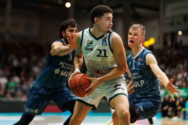 Evans Rapieque (Gladiators Trier) im Zweikampf mit Marcel Kessen (MLP Academics Heidelberg) und Niklas Wuerzner (MLP Academics Heidelberg), Vet Concept Gladiators Trier vs MLP Academics Heidelberg, Basketball, easyCredit BBL, 23. Spieltag, Saison 2025 2026, 09.03.2026 Vet Concept Gladiators Trier vs MLP Academics Heidelberg, Basketball, easyCredit BBL, 23. Spieltag, Saison 2025 2026, 09.03.2026 Copyright: xEibner-Pressefoto AlexanderxNeisx EP_ANS