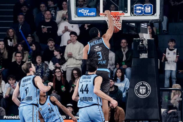 Deutschland: easyCredit BBL, Hauptrunde 2025 26, 26. Spieltag Veolia Towers Hamburg vs Science City Jena Inselpark Arena (Hamburg): Dunking Dunk, Will McNair (Science City Jena, 3), Jan Niklas Wimberg (Veolia Towers Hamburg, 17), Benedikt Turudic (Veolia Towers Hamburg, 44), Ross Williams (Veolia Towers Hamburg, 34) Copyright: xStefanxTrochax
