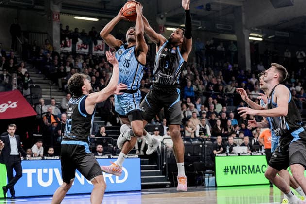 Deutschland: easyCredit BBL, Hauptrunde 2025 26, 26. Spieltag Veolia Towers Hamburg vs Science City Jena Inselpark Arena (Hamburg): Kenneth Ogbe (Veolia Towers Hamburg, 25), Will McNair (Science City Jena, 3), Benedikt Turudic (Veolia Towers Hamburg, 44), Kristofer Krause (Science City Jena, 36), Zweikampf unterm dem Korb, Gerangel, Benka Barloschky (Veolia Towers Hamburg, Head-Coach) Copyright: xStefanxTrochax
