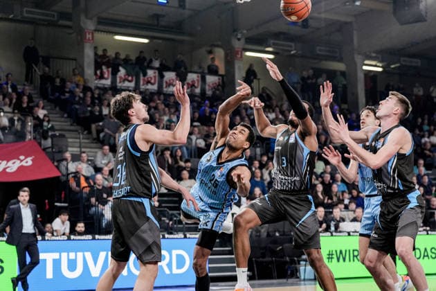 Deutschland: easyCredit BBL, Hauptrunde 2025 26, 26. Spieltag Veolia Towers Hamburg vs Science City Jena Inselpark Arena (Hamburg): Kenneth Ogbe (Veolia Towers Hamburg, 25), Will McNair (Science City Jena, 3), Benedikt Turudic (Veolia Towers Hamburg, 44), Kristofer Krause (Science City Jena, 36), Zweikampf unterm dem Korb, Gerangel Copyright: xStefanxTrochax