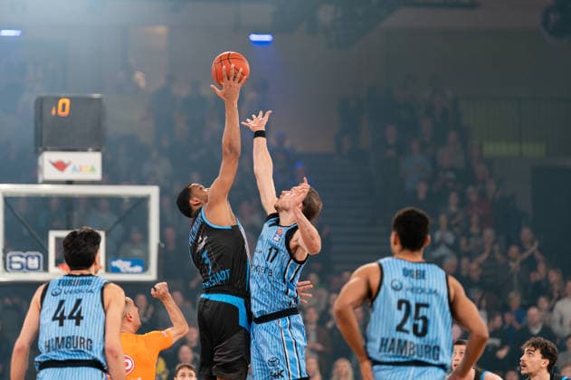 William McNair Jr (Science City Jena, 03) und Niklas Wimberg (Veolia Towers Hamburg, 17) beim Tip Off, GER, Veolia Towers Hamburg vs Science City Jena, Basketball, Bundesliga, Spieltag 26, Saison 2025 2026, 10.03.2026 GER, Veolia Towers Hamburg vs Science City Jena, Basketball, Bundesliga, Spieltag 26, Saison 2025 2026, 10.03.2026 Hamburg Copyright: xEibner-Pressefoto MaxxVincenx EP_MVN