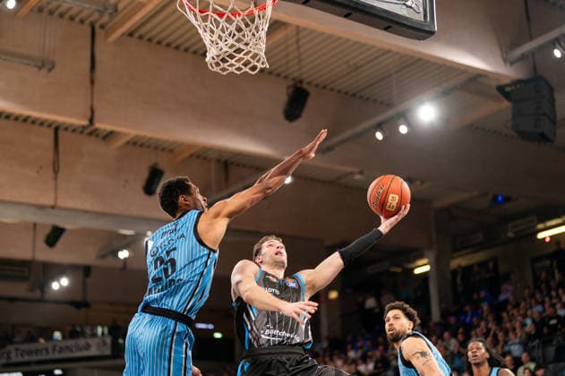 Jack Pagenkopf (Science City Jena, 11) beim Korbleger, Kenneth Ogbe (Veolia Towers Hamburg, 25), GER, Veolia Towers Hamburg vs Science City Jena, Basketball, Bundesliga, Spieltag 26, Saison 2025 2026, 10.03.2026 GER, Veolia Towers Hamburg vs Science City Jena, Basketball, Bundesliga, Spieltag 26, Saison 2025 2026, 10.03.2026 Hamburg Copyright: xEibner-Pressefoto MaxxVincenx EP_MVN