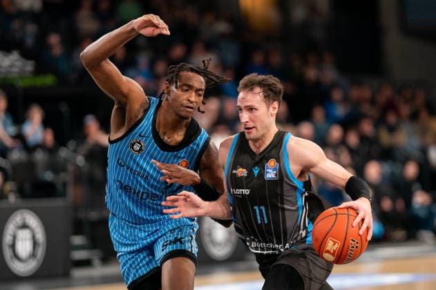 Jack Pagenkopf (Science City Jena, 11) im Dribbling gegen Karl Gamble (Veolia Towers Hamburg, 27), GER, Veolia Towers Hamburg vs Science City Jena, Basketball, Bundesliga, Spieltag 26, Saison 2025 2026, 10.03.2026 GER, Veolia Towers Hamburg vs Science City Jena, Basketball, Bundesliga, Spieltag 26, Saison 2025 2026, 10.03.2026 Hamburg Copyright: xEibner-Pressefoto MaxxVincenx EP_MVN