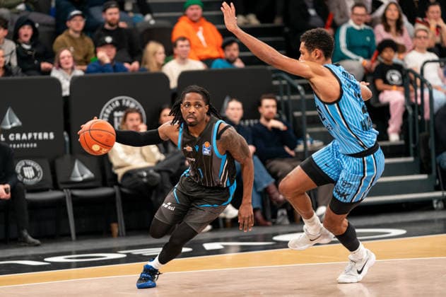 Uchenna Iroegbu (Science City Jena, 01) im Dribbling gegen Kenneth Ogbe (Veolia Towers Hamburg, 25), GER, Veolia Towers Hamburg vs Science City Jena, Basketball, Bundesliga, Spieltag 26, Saison 2025 2026, 10.03.2026 GER, Veolia Towers Hamburg vs Science City Jena, Basketball, Bundesliga, Spieltag 26, Saison 2025 2026, 10.03.2026 Hamburg Copyright: xEibner-Pressefoto MaxxVincenx EP_MVN