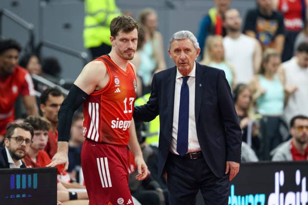 Svetislav Pesic (FC Bayern Basketball, Chef-Trainer) im Gespraech mit Andreas Obst (FC Bayern Basketball, 13), GER, FC Bayern Basketball vs. Basketball Loewen Braunschweig, Basketball, easycredit Basketball Bundesliga, 25. Spieltag, Saison 2025 2026, 10.03.2026, GER, FC Bayern Basketball vs. Basketball Loewen Braunschweig, Basketball, easycredit Basketball Bundesliga, 25. Spieltag, Saison 2025 2026, 10.03.2026 Muenchen Copyright: xEibner-Pressefoto JennixMaulx EP_JML