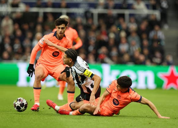 Newcastle Upon Tyne, England, 10th March 2026. Pau Cubars? of FC Barcelona, Barca (r) tackles William Osula of Newcastle United during the Newcastle United vs FC Barcelona UEFA Champions League match at St. James Park, Newcastle Upon Tyne. Picture credit should read: Nigel Roddis Sportimage EDITORIAL USE ONLY. No use with unauthorised audio, video, data, fixture lists, club league logos or live services. Online in-match use limited to 120 images, no video emulation. No use in betting, games or single club league player publications. SPI_033_NR_NEWC_BARCx SPI-4596-0033