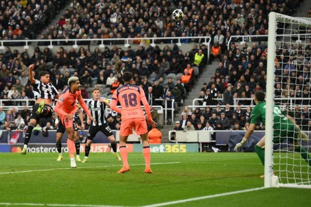 William Osula of Newcastle United heads over the cross bar Newcastle United v Barcelona, UEFA Champions League, Round of 16, First Leg, Football, St James Park, Newcastle, UK - 10 Mar 2026Newcastle St James Park United Kingdom EDITORIAL USE ONLY No use with unauthorised audio, video, data, fixture lists, club league logos or live services. Online in-match use limited to 120 images, no video emulation. No use in betting, games or single club league player publications. Copyright: xRichardxLee Shutterstockx 16740284bd