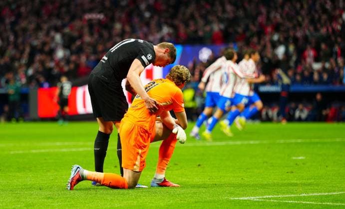 Micky van de Ven of Tottenham Hotspur tries to help goalkeeper Antonin Kinský after he conceded the third goal Atletico Madrid v Tottenham Hotspur, UEFA Champions League, Round of 16, First Leg, Football, Riyadh Air Metropolitano, Madrid, Spain - 10 Mar 2026Madrid Riyadh Air Metropolitano Spain EDITORIAL USE ONLY No use with unauthorised audio, video, data, fixture lists, club league logos or live services. Online in-match use limited to 120 images, no video emulation. No use in betting, games or single club league player publications. Copyright: xJavierxGarcia Shutterstockx 16740273an