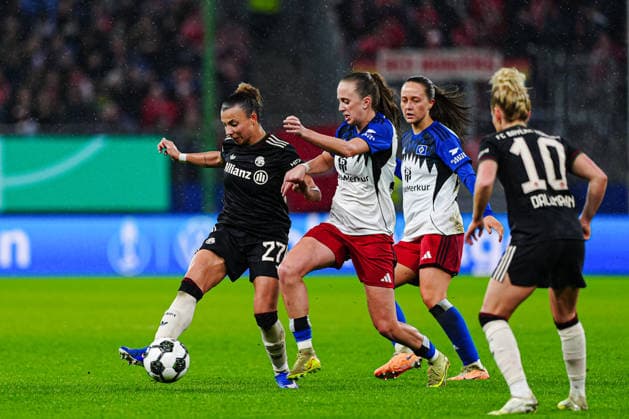 Arianna Caruso (FC Bayern München, 27), Victoria Schulz (Hamburger SV, 19) GER, Hamburger SV vs. FC Bayern München, Frauen, Fussball, DFB-Pokal, Viertelfinale, Saison 2025 2026, 11.03.2026 GER, Hamburger SV vs. FC Bayern München, Frauen, Fussball, DFB-Pokal, Viertelfinale, Saison 2025 2026, 11.03.2026 Hamburg Copyright: xEibner-Pressefoto MarcelxvonxFehrnx EP_MFN