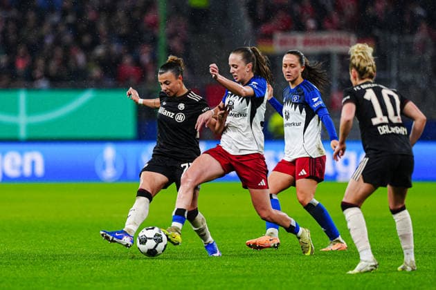Arianna Caruso (FC Bayern München, 27), Victoria Schulz (Hamburger SV, 19) GER, Hamburger SV vs. FC Bayern München, Frauen, Fussball, DFB-Pokal, Viertelfinale, Saison 2025 2026, 11.03.2026 GER, Hamburger SV vs. FC Bayern München, Frauen, Fussball, DFB-Pokal, Viertelfinale, Saison 2025 2026, 11.03.2026 Hamburg Copyright: xEibner-Pressefoto MarcelxvonxFehrnx EP_MFN