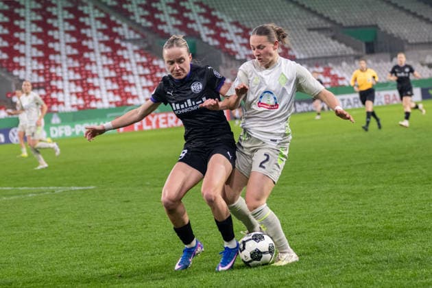 Zweikampf zwischen Beke Sterner (SGS Essen, 19) und Chiara D Angelo (SV Werder Bremen, 02). SGS Essen vs. SV Werder Bremen, Fussball, DFB-Pokal Frauen, Viertelfinale, Saison 2025 2026, 11.03.2026 DFL DFB Regulations prohibit any use of Photographs as image sequences and or Quasivideo SGS Essen vs. SV Werder Bremen, Fussball, DFB-Pokal Frauen, Viertelfinale, Saison 2025 2026, 11.03.2026 Essen Copyright: xEibner-Pressefoto ThomasxHaeslerx EP_THR