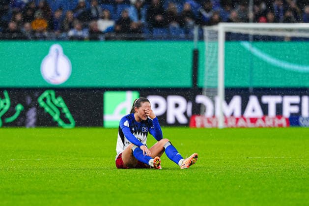 Verletzung Camilla Lindberg (Hamburger SV, 47) GER, Hamburger SV vs. FC Bayern München, Frauen, Fussball, DFB-Pokal, Viertelfinale, Saison 2025 2026, 11.03.2026 GER, Hamburger SV vs. FC Bayern München, Frauen, Fussball, DFB-Pokal, Viertelfinale, Saison 2025 2026, 11.03.2026 Hamburg Copyright: xEibner-Pressefoto MarcelxvonxFehrnx EP_MFN