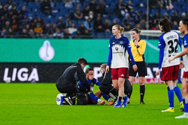 Verletzung Camilla Lindberg (Hamburger SV, 47) GER, Hamburger SV vs. FC Bayern München, Frauen, Fussball, DFB-Pokal, Viertelfinale, Saison 2025 2026, 11.03.2026 GER, Hamburger SV vs. FC Bayern München, Frauen, Fussball, DFB-Pokal, Viertelfinale, Saison 2025 2026, 11.03.2026 Hamburg Copyright: xEibner-Pressefoto MarcelxvonxFehrnx EP_MFN