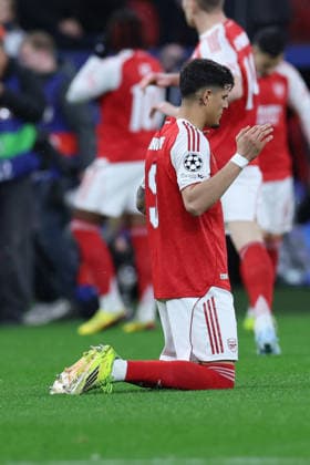 GER, UEFA CL, Achtelfinale, Bayer 04 Leverkusen (GER) vs. FC Arsenal (ENG), 11.03.2026, BayArena, Leverkusen, GER, UEFA CL, Achtelfinale, Bayer 04 Leverkusen (GER) vs. FC Arsenal (ENG), , im Bild: Piero Hincapià (FC Arsenal 5), betet vor dem Spiel wie immer