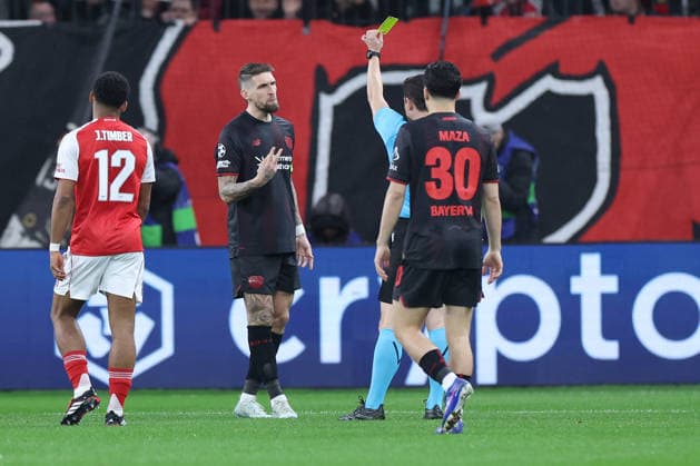 GER, UEFA CL, Achtelfinale, Bayer 04 Leverkusen (GER) vs. FC Arsenal (ENG), 11.03.2026, BayArena, Leverkusen, GER, UEFA CL, Achtelfinale, Bayer 04 Leverkusen (GER) vs. FC Arsenal (ENG), , im Bild: direkt in den Anfangsminuten bekommt Robert Andrich (Leverkusen 8), eine gelbe Karte