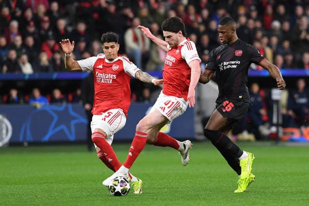 Piero Hincapie Hincapià (FC Arsenal), Declan Rice (FC Arsenal) und Christian Kofane (Bayer 04 Leverkusen) im Zweikampf waehrend des Spiels der UEFA Champions League 2025 26, Achtelfinale, Hinspiel zwischen Bayer 04 Leverkusen und FC Arsenal, BayArena am 11. March 2026 in Leverkusen, Deutschland. (Foto von Ralf Treese DeFodi Images) +++ Piero Hincapie Hincapià (FC Arsenal), Declan Rice (FC Arsenal) und Christian Kofane (Bayer 04 Leverkusen) battle for the ball during the UEFA Champions League 2025 26 Round of 16, First Leg, match between Bayer 04 Leverkusen and FC Arsenal at BayArena on February 24, 2026 in Leverkusen, Germany. (Photo by Ralf Treese DeFodi Images) -