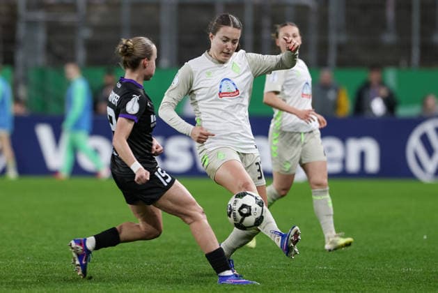 v.li.: Beke Sterner (SGS Essen, 19) und Mara Alber (SV Werder Bremen, 37) im Zweikampf, Duell, Dynamik, Aktion, Action, Spielszene, DIE DFB-RICHTLINIEN UNTERSAGEN JEGLICHE NUTZUNG VON FOTOS ALS SEQUENZBILDER UND ODER VIDEOÄHNLICHE FOTOSTRECKEN. DFB REGULATIONS PROHIBIT ANY USE OF PHOTOGRAPHS AS IMAGE SEQUENCES AND OR QUASI-VIDEO., 11.03.2026, Essen (Deutschland), Fussball, DFB-Pokal Frauen, SGS Essen - SV Werder Bremen