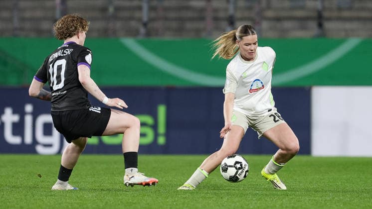 v.li.: Natasha Kowalski (SGS Essen, 10) und Juliane Wirtz (SV Werder Bremen, 28) im Zweikampf, Duell, Dynamik, Aktion, Action, Spielszene, DIE DFB-RICHTLINIEN UNTERSAGEN JEGLICHE NUTZUNG VON FOTOS ALS SEQUENZBILDER UND ODER VIDEOÄHNLICHE FOTOSTRECKEN. DFB REGULATIONS PROHIBIT ANY USE OF PHOTOGRAPHS AS IMAGE SEQUENCES AND OR QUASI-VIDEO., 11.03.2026, Essen (Deutschland), Fussball, DFB-Pokal Frauen, SGS Essen - SV Werder Bremen