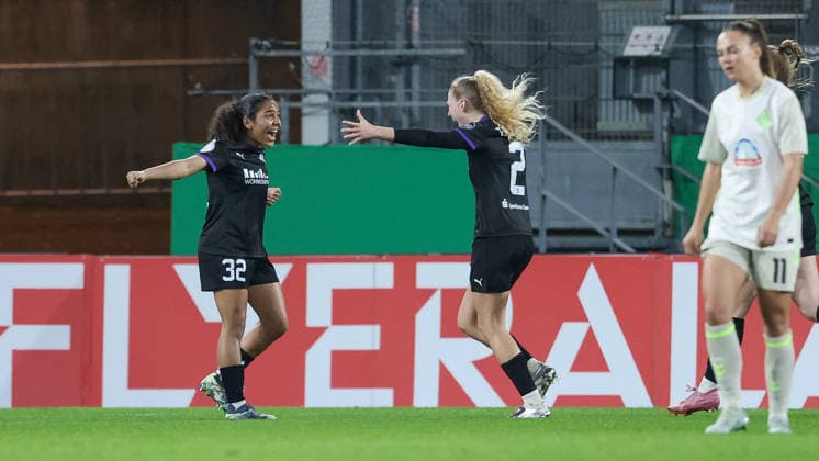 v.li.: Torschützin Ella Touon (SGS Essen, 32) und Julie Terlinden (SGS Essen, 2) mit Torjubel, Jubel, jubeln, jubelt, optimistisch, Spielszene, Highlight, Freude über das Tor zum 1:0, DIE DFB-RICHTLINIEN UNTERSAGEN JEGLICHE NUTZUNG VON FOTOS ALS SEQUENZBILDER UND ODER VIDEOÄHNLICHE FOTOSTRECKEN. DFB REGULATIONS PROHIBIT ANY USE OF PHOTOGRAPHS AS IMAGE SEQUENCES AND OR QUASI-VIDEO., 11.03.2026, Essen (Deutschland), Fussball, DFB-Pokal Frauen, SGS Essen - SV Werder Bremen