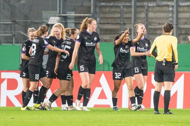 Die Essener Spielerinnen bejubeln das Tor zum 1:0 durch Ella Touon (SGS Essen, 32). SGS Essen vs. SV Werder Bremen, Fussball, DFB-Pokal Frauen, Viertelfinale, Saison 2025 2026, 11.03.2026 DFL DFB Regulations prohibit any use of Photographs as image sequences and or Quasivideo SGS Essen vs. SV Werder Bremen, Fussball, DFB-Pokal Frauen, Viertelfinale, Saison 2025 2026, 11.03.2026 Essen Copyright: xEibner-Pressefoto ThomasxHaeslerx EP_THR
