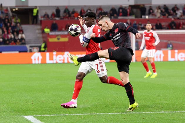 Zweikampf zwischen Bukayo Saka (Arsenal London) und Alejandro Grimaldo (Bayer Leverkusen) GER, Bayer Leverkusen gegen Arsenal London, Fussball, Champions League, Achtelfinale, Spielzeit 2025 2026, 11.03.2026 DFL REGULATIONS PROHIBIT ANY USE OF PHOTOGRAPHS AS IMAGE SEQUENCES AND OR QUASI-VIDEO GER, Bayer Leverkusen gegen Arsenal London, Fussball, Champions League, Achtelfinale, Spielzeit 2025 2026, 11.03.2026 Leverkusen Copyright: xEibner-Pressefoto FrankxZeisingx EP_FZG