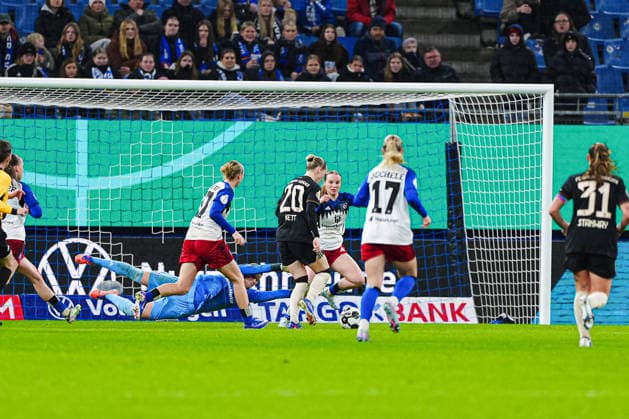 Tor zum 0:2 Franziska Kett (FC Bayern München, 20) GER, Hamburger SV vs. FC Bayern München, Frauen, Fussball, DFB-Pokal, Viertelfinale, Saison 2025 2026, 11.03.2026 GER, Hamburger SV vs. FC Bayern München, Frauen, Fussball, DFB-Pokal, Viertelfinale, Saison 2025 2026, 11.03.2026 Hamburg Copyright: xEibner-Pressefoto MarcelxvonxFehrnx EP_MFN