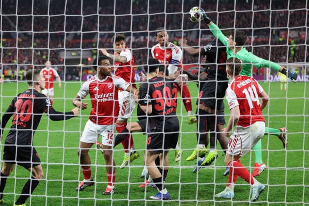 GER, UEFA CL, Achtelfinale, Bayer 04 Leverkusen (GER) vs. FC Arsenal (ENG), 11.03.2026, BayArena, Leverkusen, GER, UEFA CL, Achtelfinale, Bayer 04 Leverkusen (GER) vs. FC Arsenal (ENG), , im Bild: im Leverkusenstrafraum geht es turbulent zu Janis Blaswich Torwart (Leverkusen 28), wehrt den Ball ab